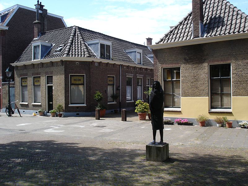 File:Hofje, Willem Beukelszoonplein 8-30, Scheveningen.JPG
